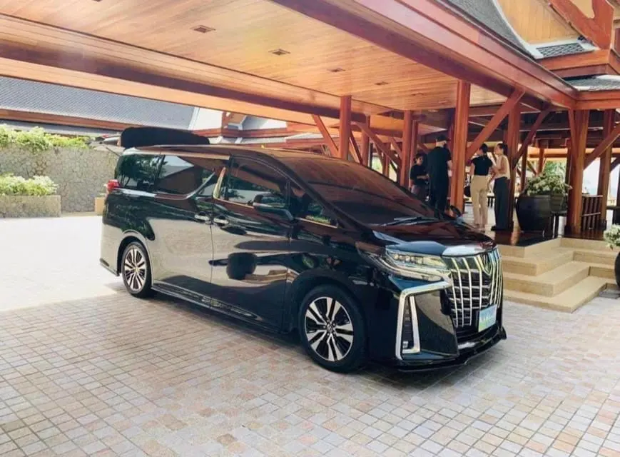 Toyota Alphard สีดำ รอรับลูกค้าหน้าโรงแรม