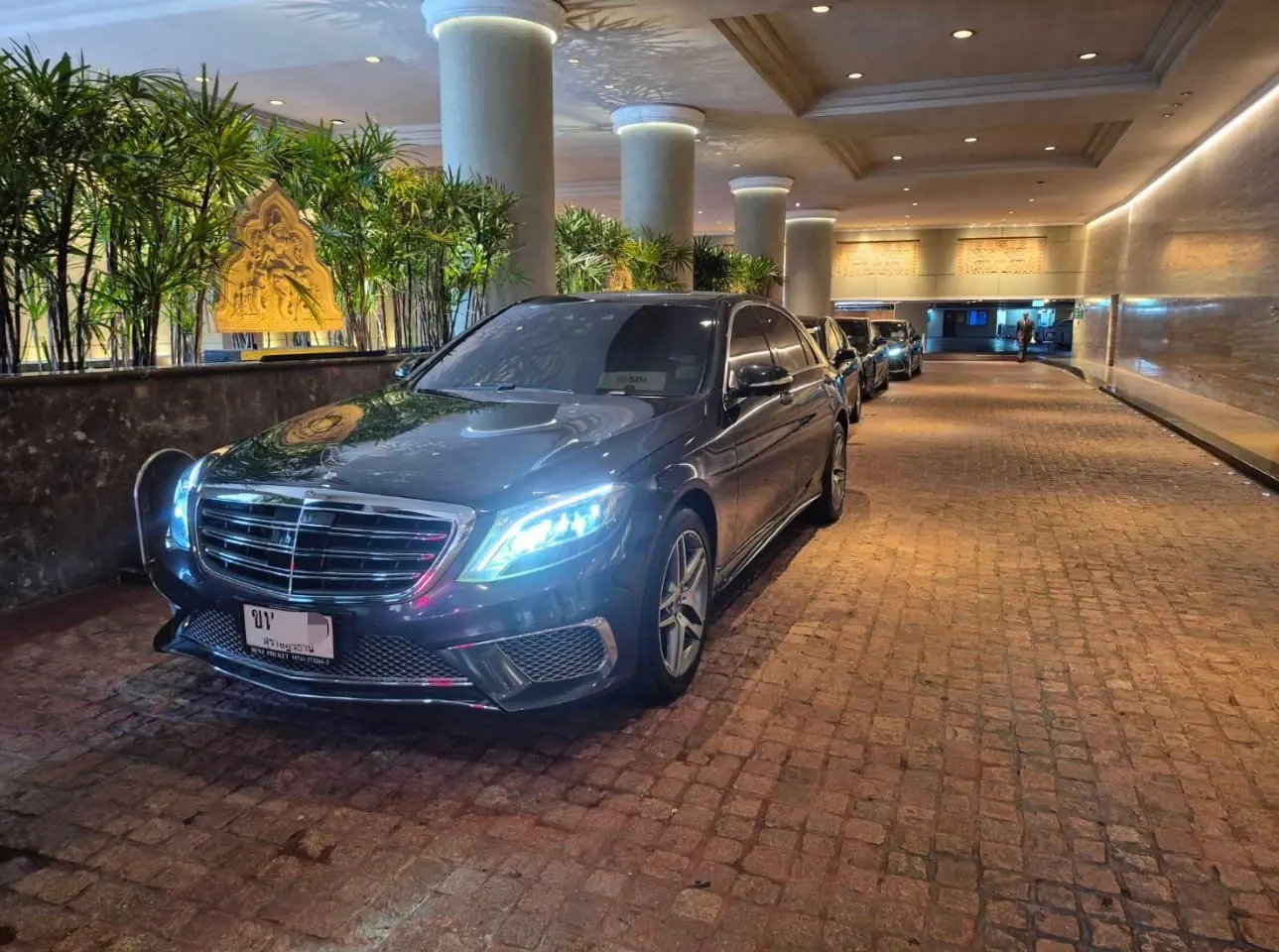 Mercedes-Benz S-Class สีดำ หน้าล็อบบี้โรงแรม