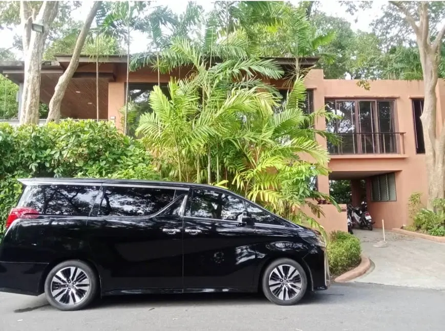 Toyota Alphard จอดรับลูกค้าในรีสอร์ท