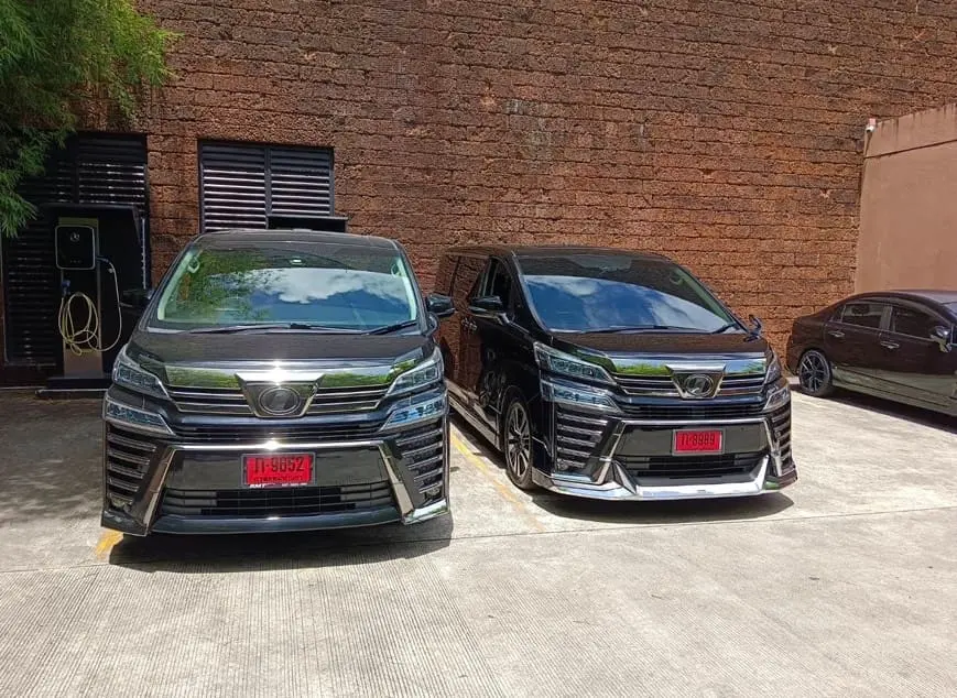 Toyota Vellfire และ Alphard จอดคู่กัน